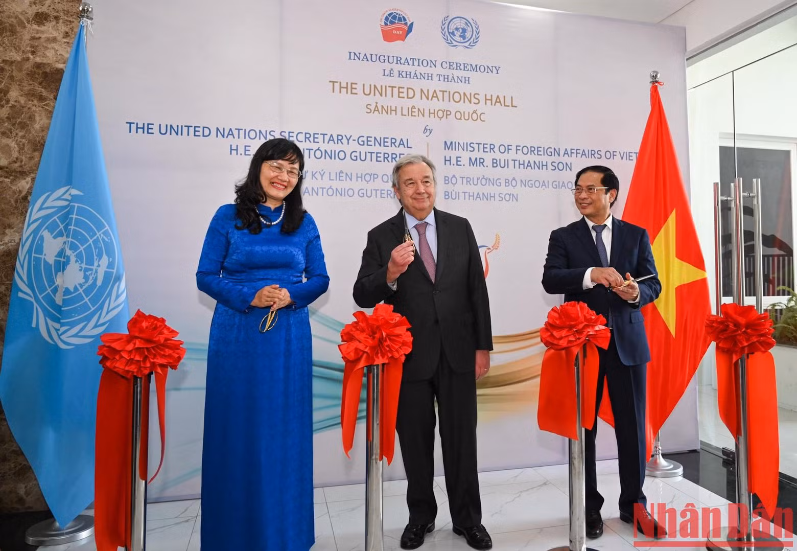 Los dos dirigentes cortan la cinta para inaugurar el Salón de la ONU en la Academia Diplomática de Vietnam.