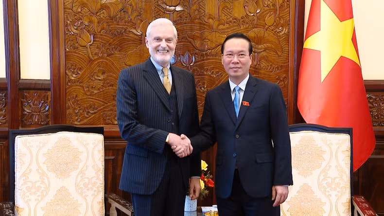 El presidente de Vietnam, Vo Van Thuong, y el embajador de Portugal, João Weistein.