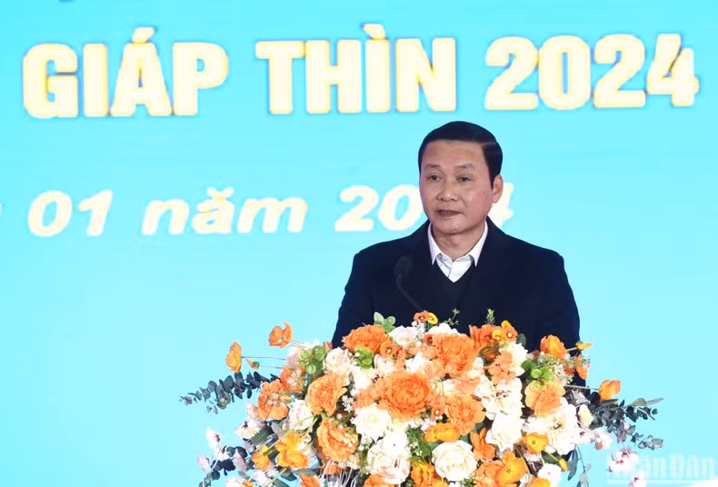 El presidente del Comité Popular de Thanh Hoa, Do Minh Tuan, presenta un informe sobre el trabajo del bienestar social de la localidad.