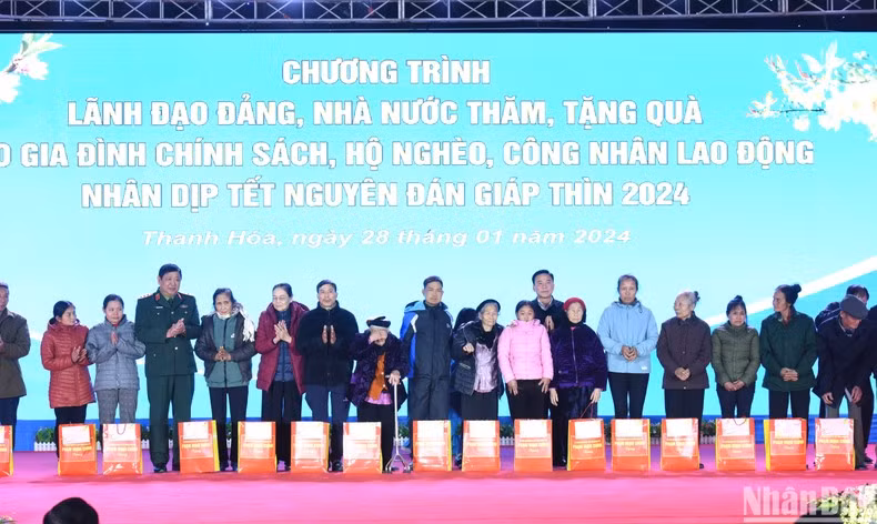 Entrega de obsequios de Tet a personas desfavorecidas en Thanh Hoa.