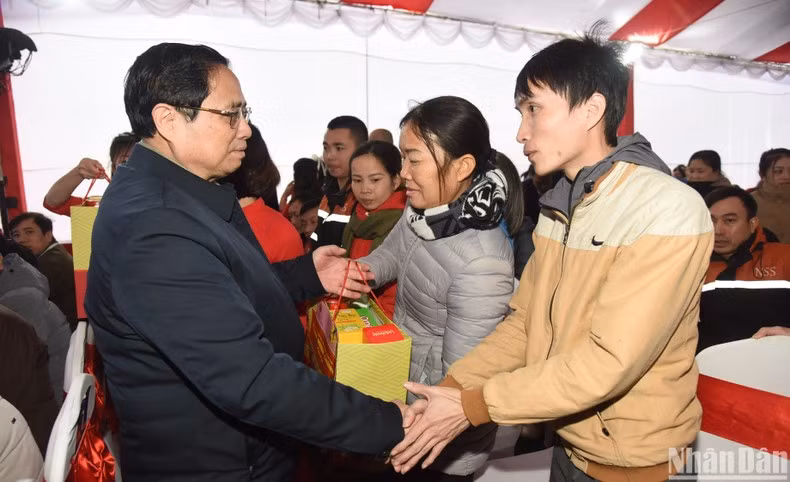 Minh Chinh entrega obsequios a personas en circunstancias difíciles en Thanh Hoa.