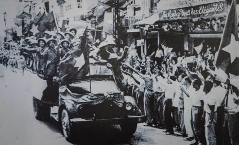 El pueblo de Hanói da la bienvenida a los soldados que toman control de la capital, el 10 de octubre de 1954. El pueblo de Hanói da la bienvenida a los soldados que toman control de la capital, el 10 de octubre de 1954.