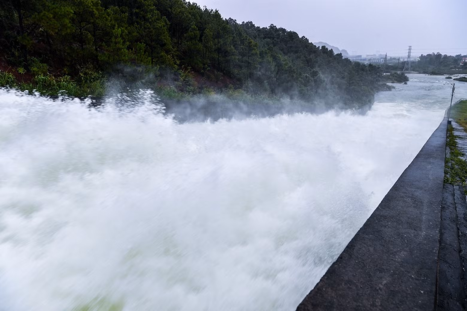 Esta mañana, el lago Yen Lap está soltando agua a un ritmo de 160 m3/seg para garantizar su seguridad.