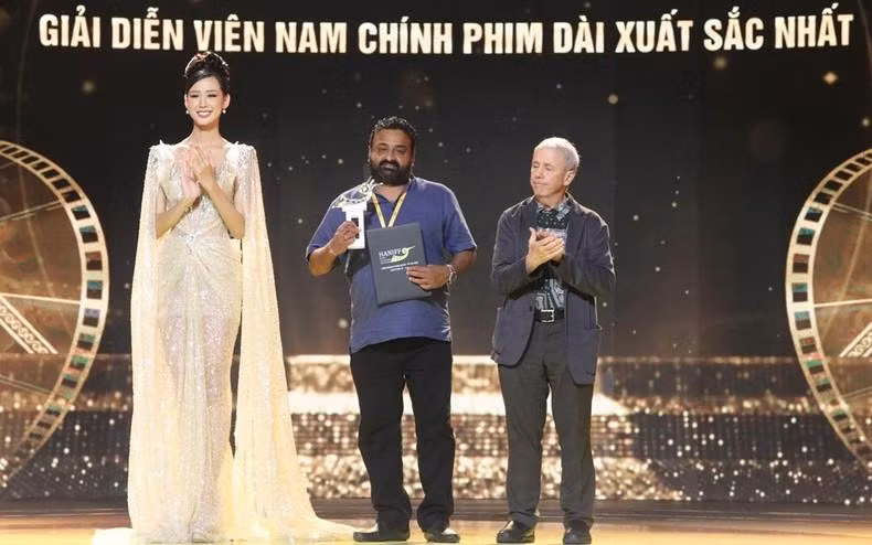 El equipo de rodaje de "Maariyna" recibe el premio al Mejor Actor.