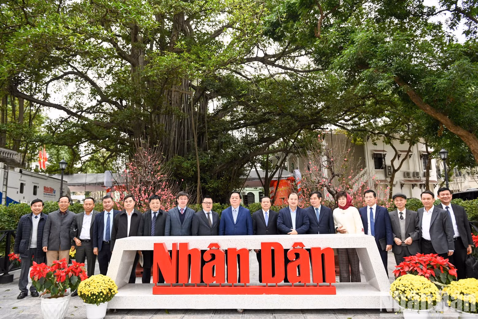 Los delegados en la sede del periódico Nhan Dan. Los delegados en la sede del periódico Nhan Dan.
