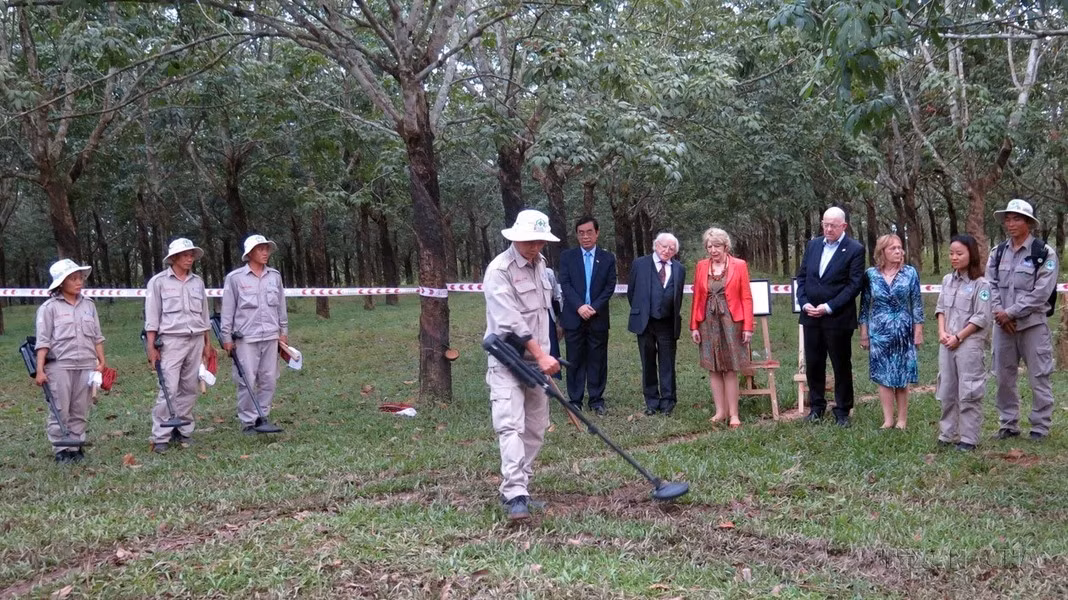 El presidente de la República de Irlanda, Michael Daniel Higgins, y su esposa visitan el sitio de estudio de bombas de racimo del proyecto "Restauración ambiental y superación de las consecuencias de la guerra" - RENEW/NPA en la comuna de Hai Thai, distrito de Gio Linh, provincia de Quang Tri (2016).