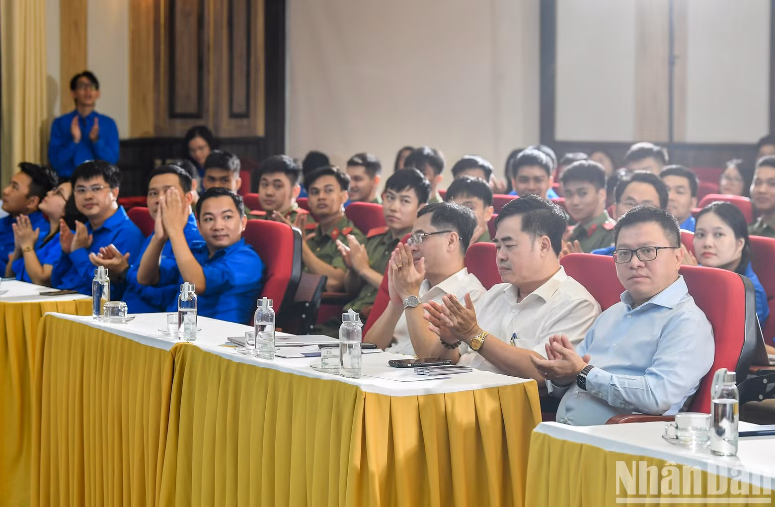 Asisten al evento Le Quoc Minh, miembro del Comité Central del Partido Comunista de Vietnam (PCV), presidente-editor del periódico Nhan Dan (Pueblo), subjefe de la Comisión de Comunicación y Educación del Comité Central del PCV y titular de la Asociación de Periodistas del país; Le Hai Binh, miembro suplente del Comité Central del PCV y editor en jefe de la Revista Comunista; Do Viet Ha, vicesecretario del Comité del Partido del Bloque de Agencias Centrales; Pham Minh Tuan, secretario del Comité del PCV y editor en jefe adjunto de la Revista Comunista y Bui Hoang Tung, miembro del Comité Permanente de la UJCHCM y secretario de la UJCHCM del Bloque de Agencias Centrales.