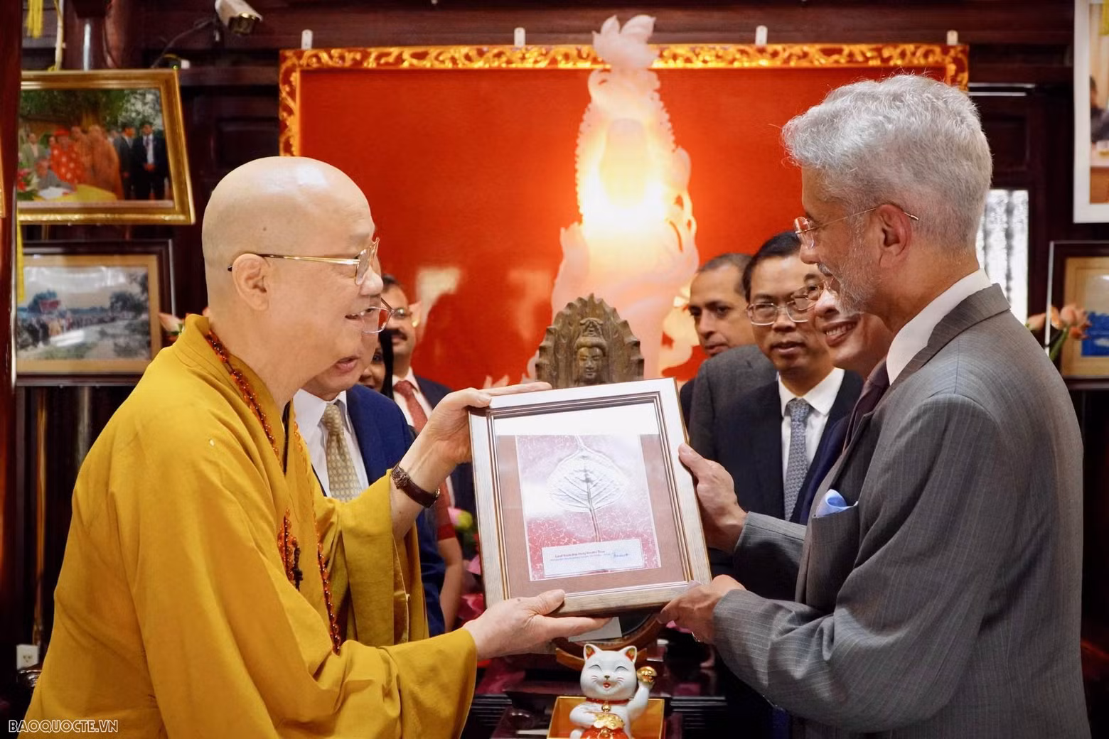 En el encuentro, el Venerable Thich Thanh Nha entregó a los cancilleres dos hojas de Bodhi artísticamente elaboradas. El invitado indio otorgó a la pagoda Tran Quoc una hoja de Bodhi extraída del árbol Bodhi en la ciudad de Bodhgaya.
