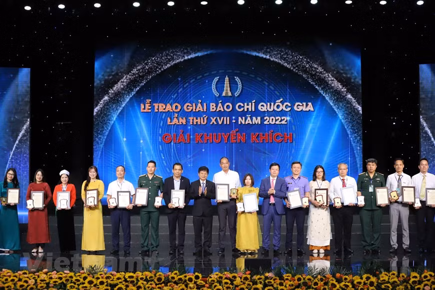 El viceministro de Información y Comunicación Nguyen Thanh Lam y el vicepresidente de la Asociación de Periodistas de Vietnam Tran Trong Dung entregan el Premio de consolación a los ganadores.