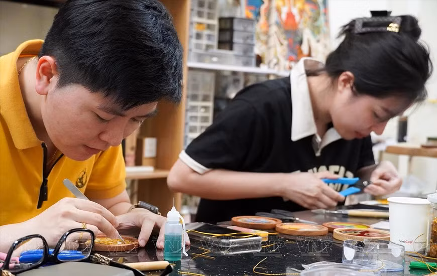 Hoa kim sa requiere que los trabajadores sean meticulosos para poder crear productos más cercanos al arte tradicional. (Foto: Revista Ilustrada Vietnam)