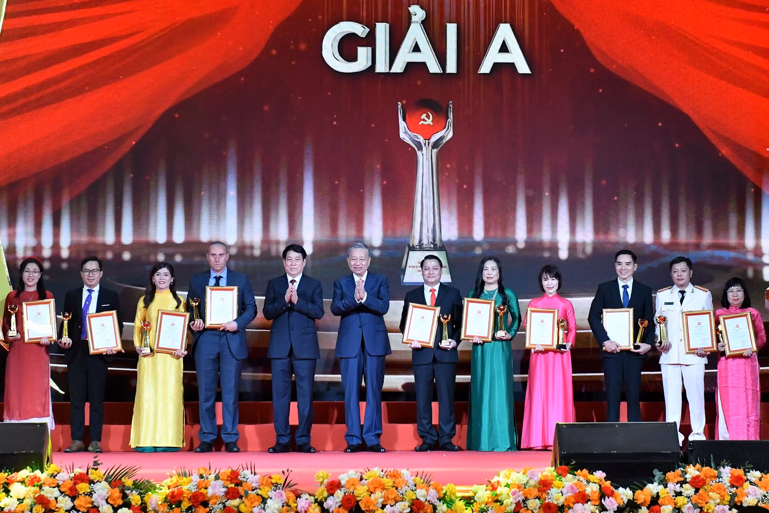 To Lam y Luong Cuong, miembro del Buró Político y permanente del Secretariado del Comité Central del PCV, entregan el Premio A a los ganadores.