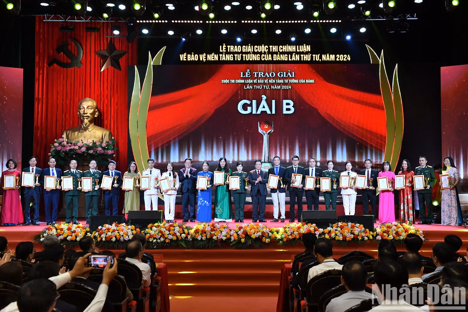 Xuan Thang otorga el Premio B a los ganadores.