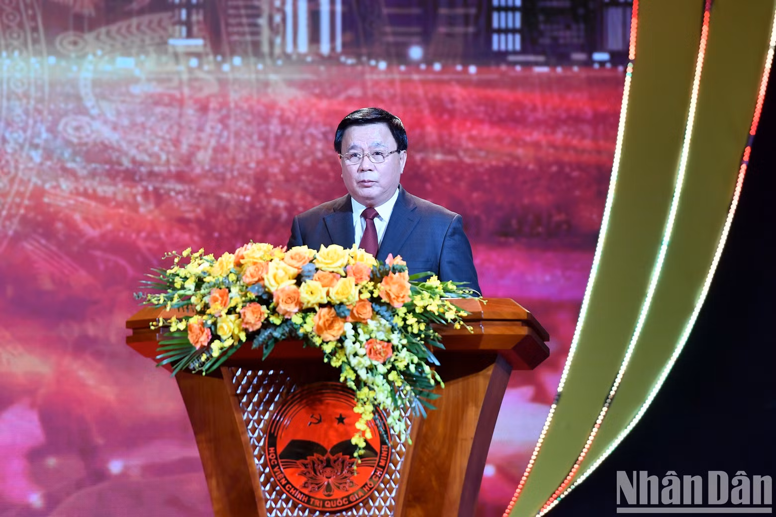 Nguyen Xuan Thang, miembro del Buró Político, director de la Academia Nacional de Política Ho Chi Minh y presidente del Consejo Teórico Central, subjefe del Comité Directivo Central 35 y jefe del Comité Directivo del Concurso, habla en el acto.