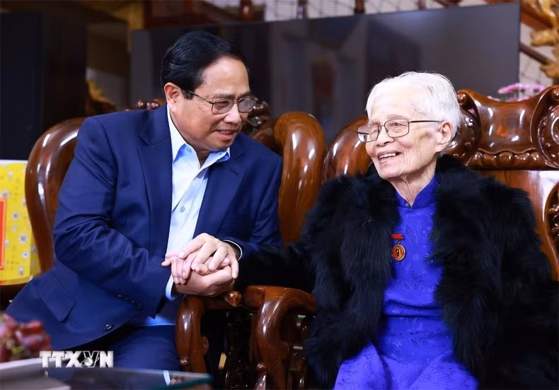 Minh Chinh visita a la heroica madre vietnamita Tran Thi Thung.