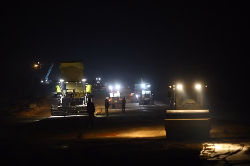 Construcción de la vía Mai Son - Carretera Nacional 45, de 63 kilómetros de longitud. La obra se puso en marcha en abril de 2023.