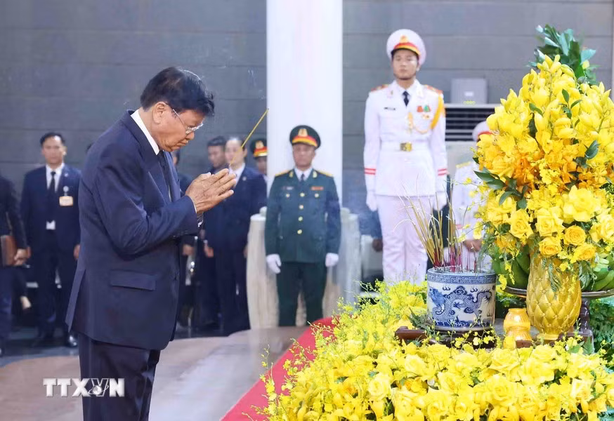 Thongloun Sisoulith rinde homenaje al secretario general Nguyen Phu Trong.