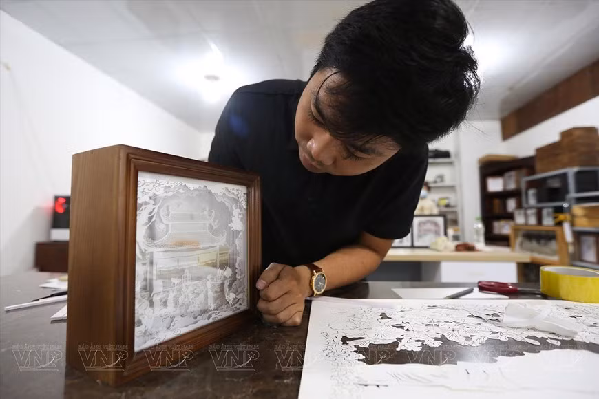 La lámpara de papel 3D de Duy combina el arte de plegar el papel al modo del origami japonés, las marionetas de sombras chinas y las linternas vietnamitas. La lámpara de papel 3D de Duy combina el arte de plegar el papel al modo del origami japonés, las marionetas de sombras chinas y las linternas vietnamitas.