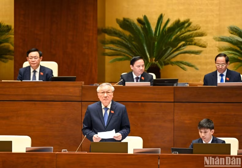 El presidente del Tribunal Popular Supremo de Vietnam, Nguyen Hoa Binh, responde a las preguntas formuladas por los diputados.