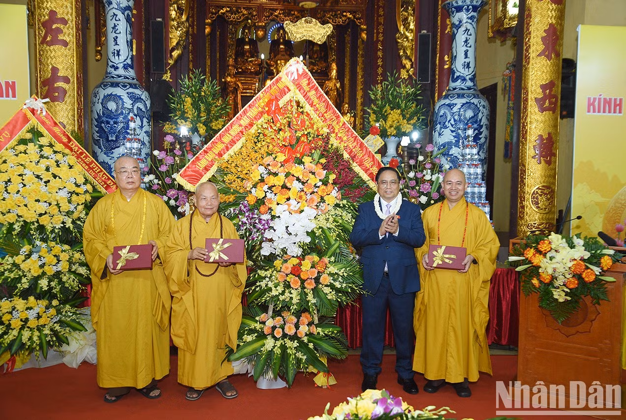 Minh Chinh felicita a los dignatarios y monjes.
