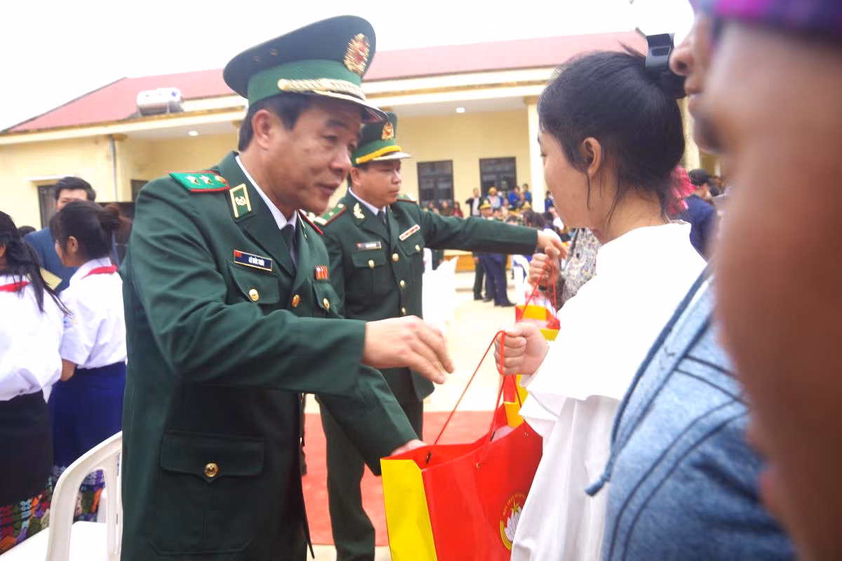 El teniente general Le Duc Thai, miembro del Comité Central del PCV y de la Comisión Militar Central y comandante de la Guardia Fronteriza, entrega obsequios a estudiantes en la comuna de Dan Hoa, distrito de Minh Hoa, provincia de Quang Binh. El teniente general Le Duc Thai, miembro del Comité Central del PCV y de la Comisión Militar Central y comandante de la Guardia Fronteriza, entrega obsequios a estudiantes en la comuna de Dan Hoa, distrito de Minh Hoa, provincia de Quang Binh.