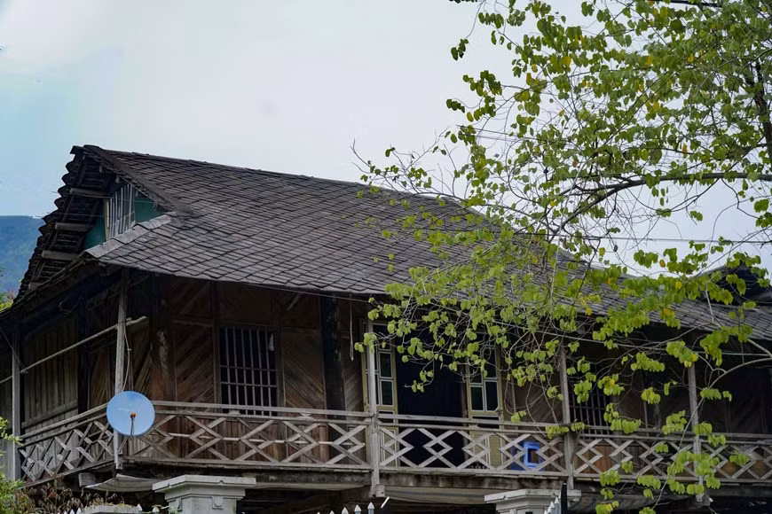Las tradicionales casas sobre pilotes demuestran la belleza única de la comuna de Muong Lay. Las tradicionales casas sobre pilotes demuestran la belleza única de la comuna de Muong Lay.