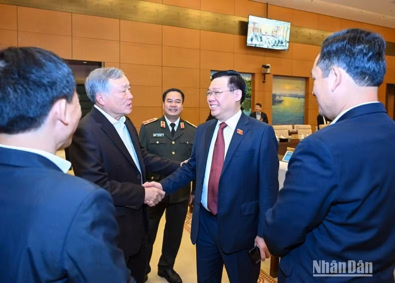 Dinh Hue conversa con los delegados en el evento.