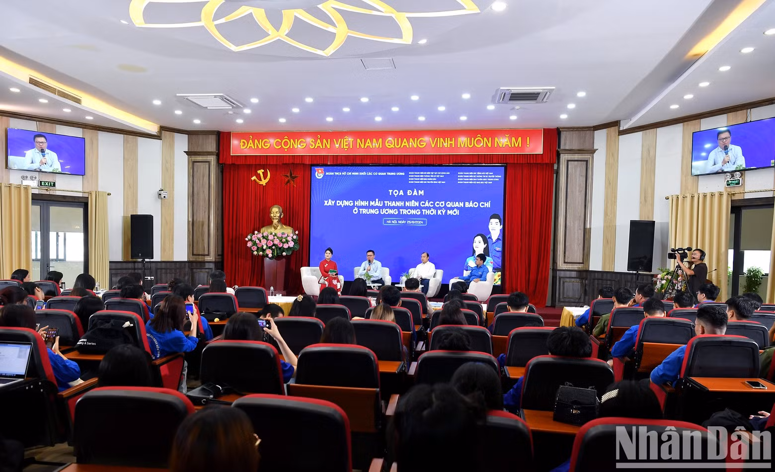 Los participantes formulan preguntas directamente y a través de transmisión en vivo a los oradores Le Quoc Minh, Le Hai Binh y Bui Hoang Tung.