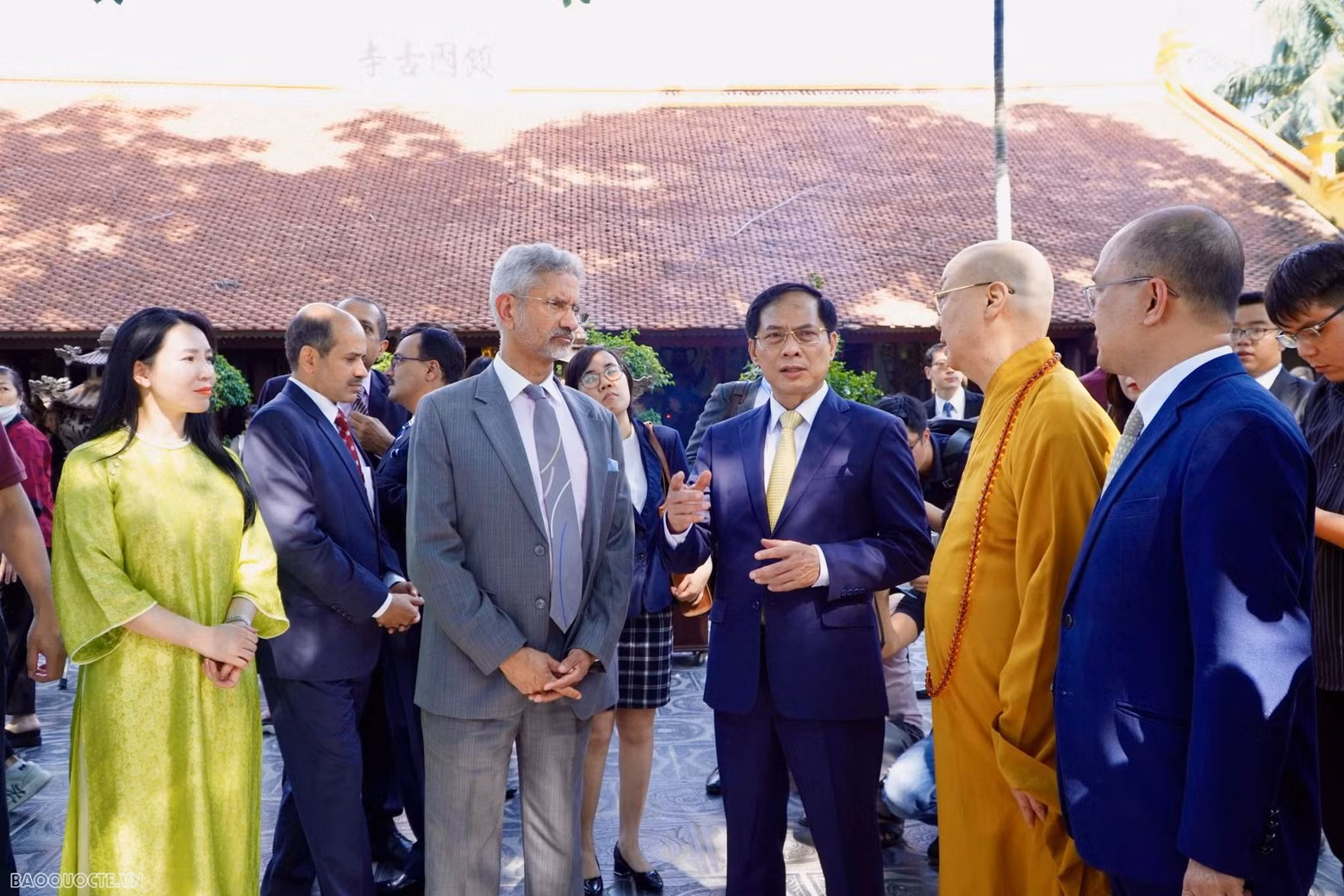 Considerada la más antigua de Thang Long-Hanói con más de mil 500 años de existencia, la pagoda Tran Quoc está ubicada en la ribera oriental del Lago Oeste, en el distrito de Tay Ho. Hace 64 años, el líder indio Rajendra Prasad trajo un hijo del Gran Árbol Bodhi, bajo el cual el Buda Shakyamuni alcanzó la Iluminación, y lo entregó al Presidente Ho Chi Minh.
