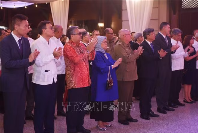 Los amigos internacionales felicitan a Vietnam por su Día Nacional.