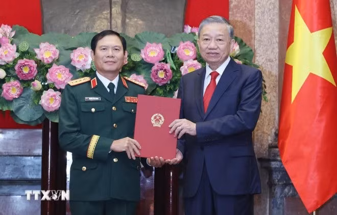 El secretario general del Partido Comunista y presidente de Vietnam, To Lam, entrega la decisión de promoción al rango de general a Nguyen Tan Cuong, jefe del Estado Mayor General del Ejército. (Foto: VNA) El secretario general del Partido Comunista y presidente de Vietnam, To Lam, entrega la decisión de promoción al rango de general a Nguyen Tan Cuong, jefe del Estado Mayor General del Ejército. (Foto: VNA)