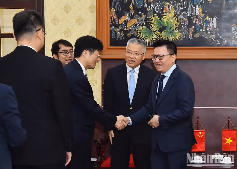 Quoc Minh con miembros de la delegación del Departamento de Enlace Internacional del Comité Central del PCCh.