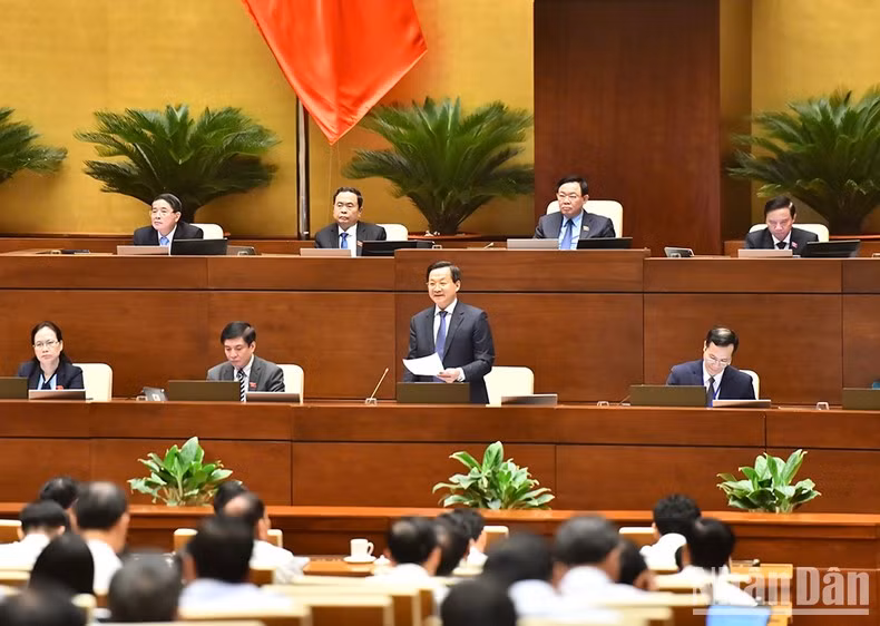 El viceprimer ministro Le Minh Khai interviene.