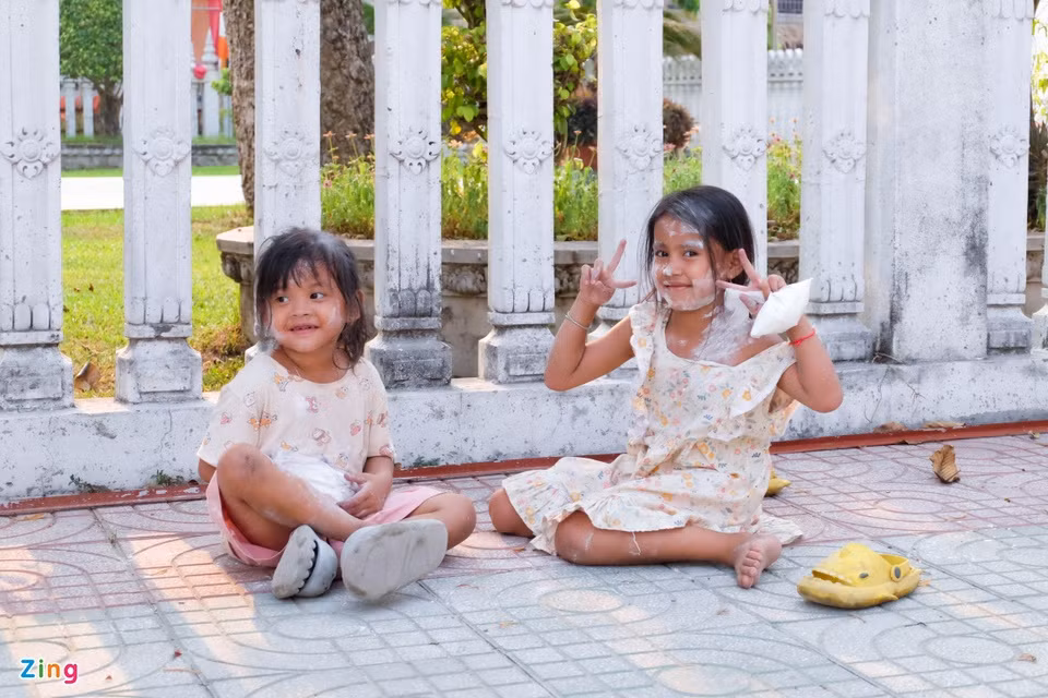 En estos días, los visitantes de An Giang pueden ver rostros blancos con brillantes sonrisas en los labios porque los residentes se untan harina en la cara para evitar la mala suerte en el nuevo año.