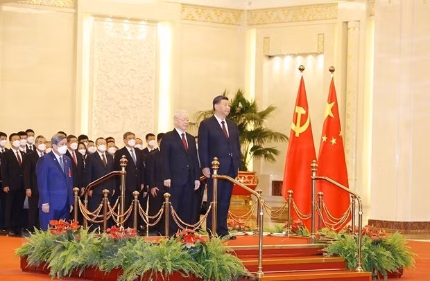 El secretario general del Partido Comunista de Vietnam, Nguyen Phu Trong, y el secretario general del Partido Comunista y presidente de China, Ji Xinping, en un acto en Pekín. (Fotografía: VNA)