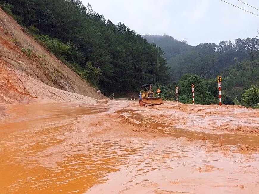En el distrito de Tu Mo Rong, de la provincia de Kon Tum, las fuertes lluvias provocan deslizamientos de tierra en muchos lugares. (Foto: VNA)