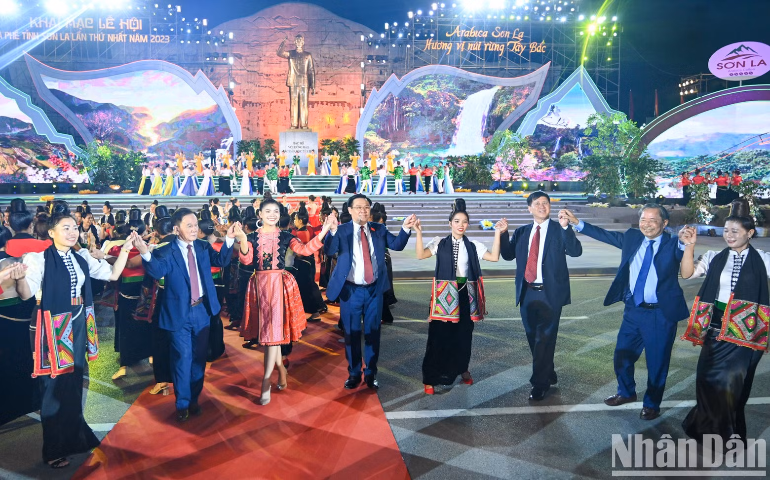 Dinh Hue participa en el baile.