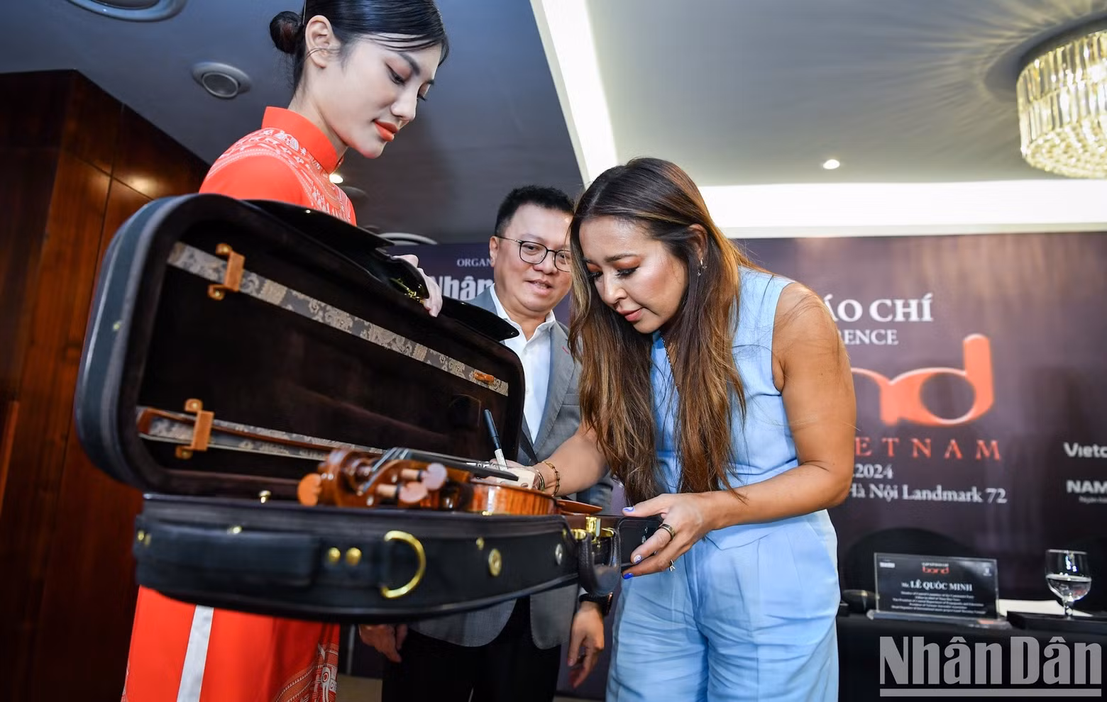 BOND regala un violín al comité organizador.