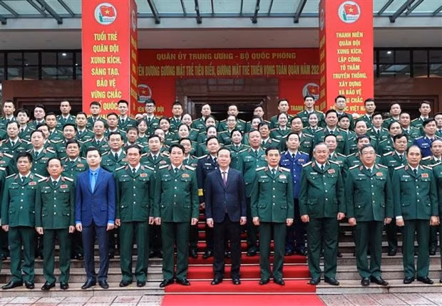 El presidente vietnamita, Vo Van Thuong, con los participantes en el evento. El presidente vietnamita, Vo Van Thuong, con los participantes en el evento.