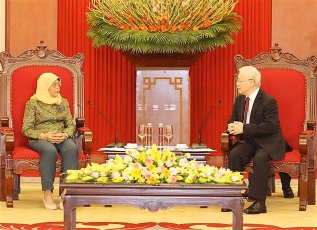 El secretario general del Partido Comunista de Vietnam, Nguyen Phu Trong, y la presidenta singapurense Halimah Yacob. (Foto: VNA)
