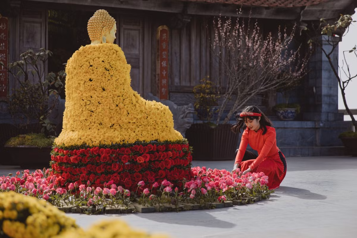 Estatua de Buda hecha de flores en Sun World Fansipan Legend. Estatua de Buda hecha de flores en Sun World Fansipan Legend.