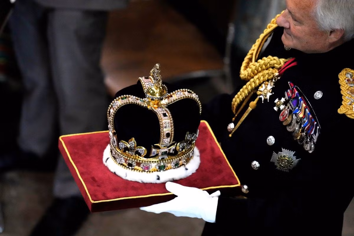 La Corona de San Eduardo, de 360 años de antigüedad y de alrededor de 2,2 kilogramo de peso, está formada por un marco de oro macizo engastado con piedras preciosas que se colocan en un gorro de terciopelo y una banda de piel de armiño. La corona ha estado en uso desde la coronación del rey Carlos II en 1661.