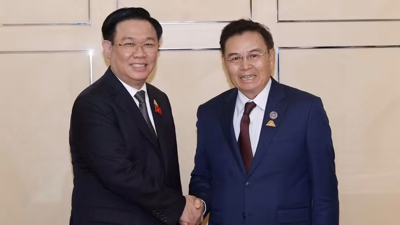 El presidente de la Asamblea Nacional de Vietnam, Vuong Dinh Hue, y su homólogo laosiano, Saysomphone Phomvihane.