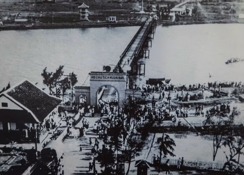 El puente Hien Luong cruza el río Ben Hai, la demarcación temporal entre las regiones Norte y Sur de Vietnam. El puente Hien Luong cruza el río Ben Hai, la demarcación temporal entre las regiones Norte y Sur de Vietnam.