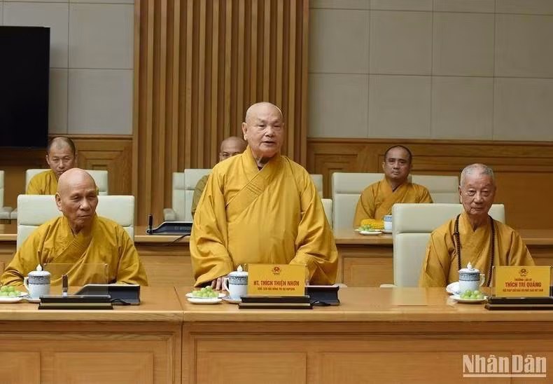 El venerable Thich Thien Nhon, presidente del Consejo Ejecutivo de la SBV, informa de los resultados del IX Congreso Nacional del Budismo de Vietnam del mandato 2022-2027.