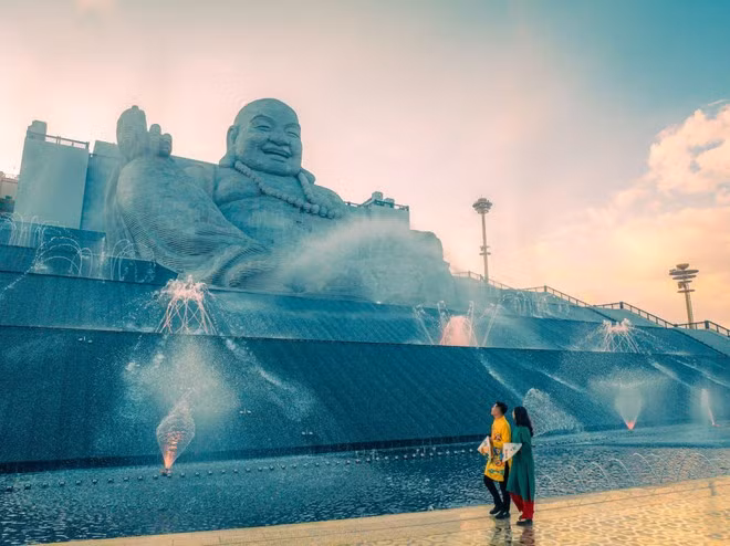 La estatua del Bodhisattva Maitreya. La estatua del Bodhisattva Maitreya.