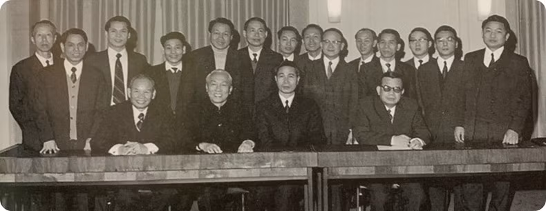 El asesor especial Le Duc Tho y miembros de la delegación de la República Democrática de Vietnam en la ceremonia.