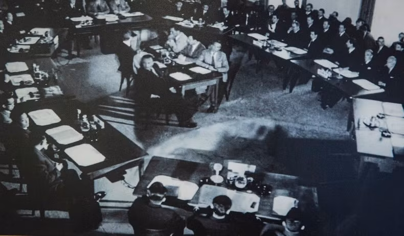 Panorama de la sesión inaugural de la Conferencia de Ginebra sobre Indochina, el 8 de mayo de 1954. Panorama de la sesión inaugural de la Conferencia de Ginebra sobre Indochina, el 8 de mayo de 1954.