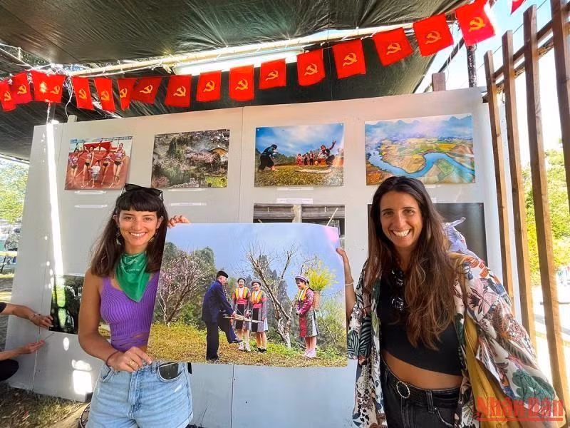 Mariana Melo (izquierda) y su amiga, quienes visitaron Vietnam en 2019, alaban el atractivo del país indochino con su gente amable y hermosa naturaleza. Afirmaron que volverán a visitarlo el próximo año.