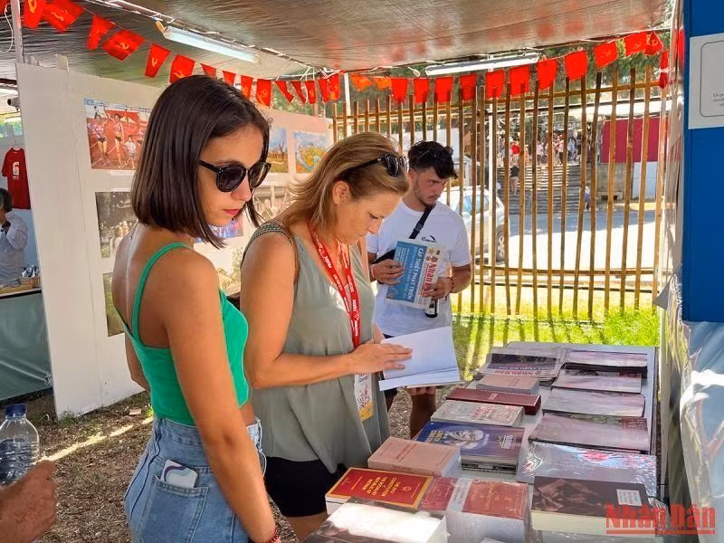 Los libros, fotos, documentos y publicaciones expuestos en el evento ayudan a los portugueses y amigos internacionales a obtener más información sobre el Partido Comunista, el país y el pueblo de Vietnam.