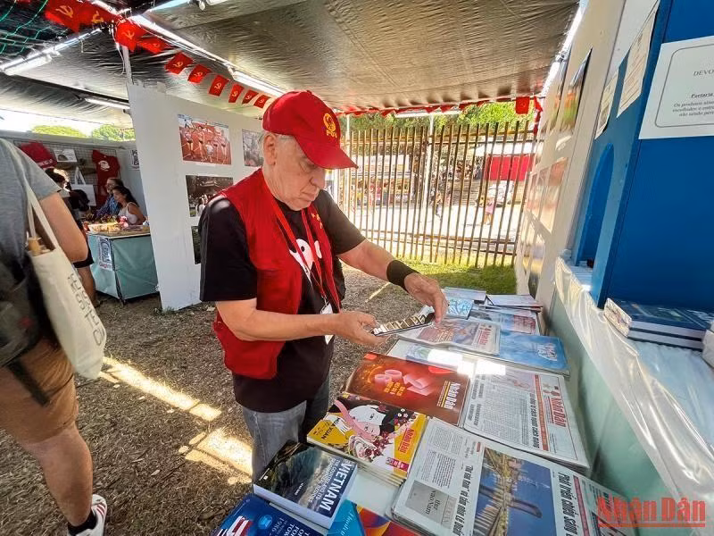 El doctor Carolus Wimmer, presidente de la Casa de Amistad Venezuela-Vietnam, quedó muy impresionado con las fotografías, documentos y libros sobre el país indochino. Como persona que siempre sigue y apoya a Vietnam, está feliz de ver que es cada vez más desarrollado y tiene un papel y una posición importantes en el ámbito internacional.